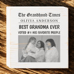 Meilleure grand-mère toujours personnalisé journal<br><div class="desc">Faites la fête de grand-mère avec ce panneau en bois qui fait chaud au coeur et qui a la forme d’un journal de première page ! Avec le titre audacieux : "The Grandhood Times - Best Grandma Ever - Voted #1 by His Favorite People", ce design comprend de l'espace pour...</div>