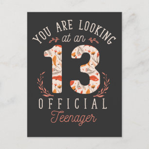 Meisje 13e verjaardag Kijkend naar een officiële t Briefkaart