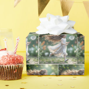 Meisje achtervolgt vlinders met een net cadeaupapier