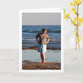 Meisje Barefoot op het strand Kaart (Gele Bloem)