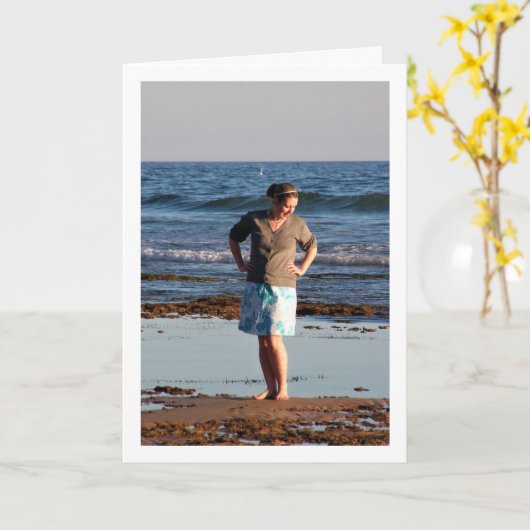 Meisje Barefoot op het strand Kaart (Gele Bloem)