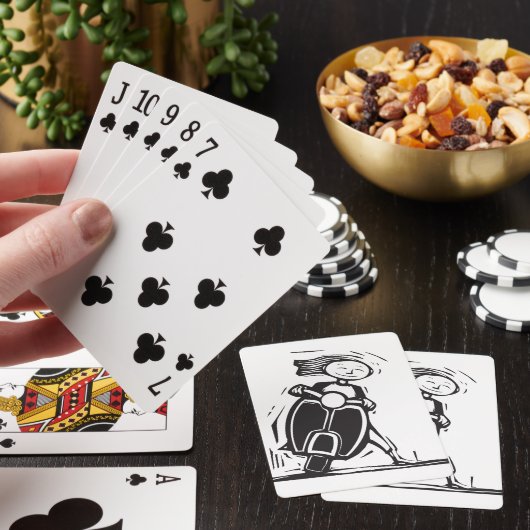 Meisje dat een scooter speelt speelkaarten (Insitu)