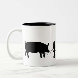 Meisje dat met haar gezelschapsspeldenkussen rondl tweekleurige koffiemok