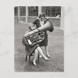 Meisje dat tuba speelt, 1928 briefkaart