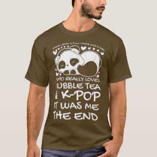 meisje dat van bubbelthee hield en K-pop meisje me T-shirt