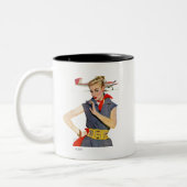 Meisje dat vliegvliegtuigen stort tweekleurige koffiemok (Links)