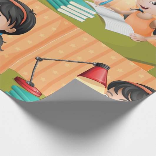 Meisje dat werkt op een desk wrapppapier cadeaupapier (Hoek)