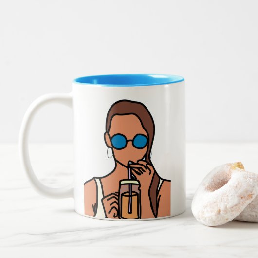 Meisje drink bubbelthee moderne tijd tweekleurige koffiemok (Met donut)
