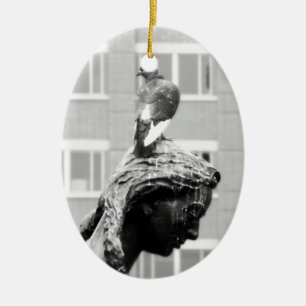 Meisje en haar duif keramisch ornament