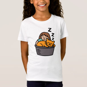 Meisje en oranje kat slapend in emmer t-shirt