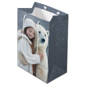 Meisje en Polar Beer knuffel Medium Cadeauzakje (Voorkant Gekanteld)