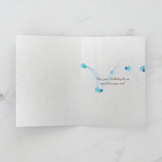 meisje het blazen de verjaardag van het kaart (Binnen)