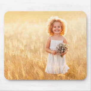 Meisje in een beemdje met een Bouquet Wildflower Muismat