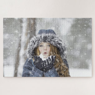 Meisje in een winterjas met sneeuw legpuzzel