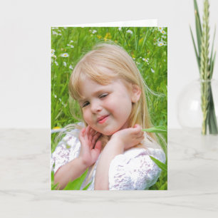 Meisje in het veld Daisy denkt aan je kaart