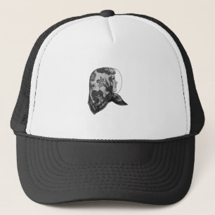 Meisje in profiel met een litteken op haar hoofd trucker pet