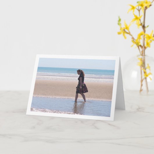 Meisje in rok loopt op het strand kaart (Gele Bloem)