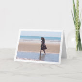 Meisje in rok loopt op het strand kaart (Voorkant)