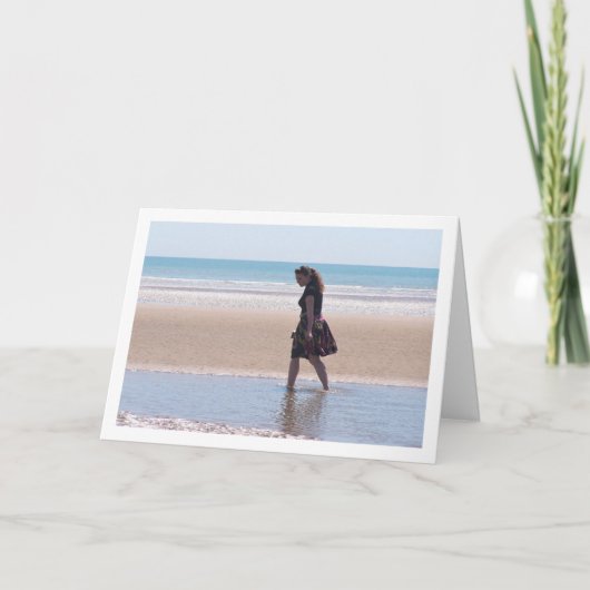 Meisje in rok loopt op het strand kaart (Voorkant)