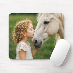 Meisje kust haar paard muismat