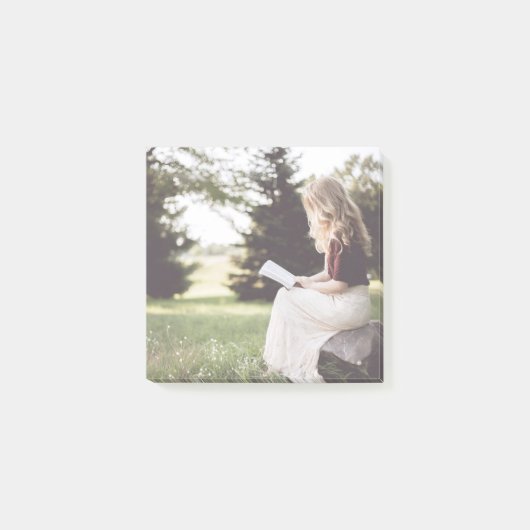 Meisje leest artikel post-it® notes (Voorkant)