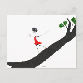 Meisje loopt een boom omlaag briefkaart