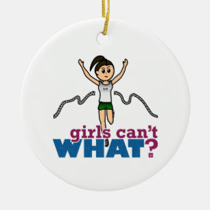 Meisje loopt in groen keramisch ornament