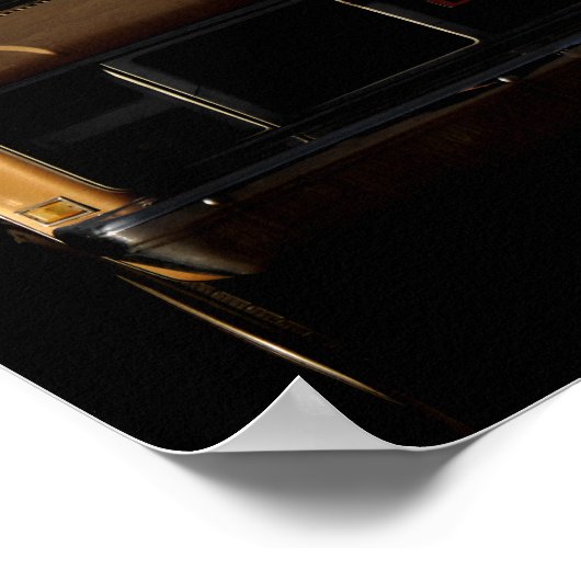 Meisje loopt langs de oude GMC Truck Poster (Hoek)