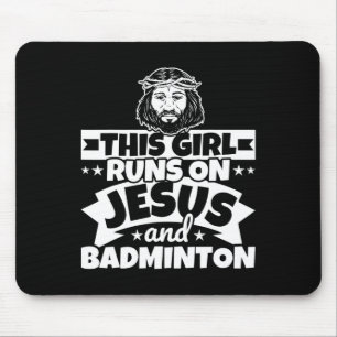 Meisje loopt op Jezus en badminton Muismat