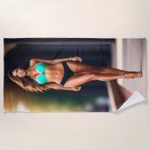 Meisje met bikini op hoge hakken strandlaken (Voorkant)