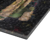 Meisje met een aardbei die een fijne kunstspuit ve snijplank (Hoek)