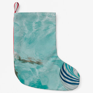 Meisje met een zwempak en zwemmen in een zwembad kleine kerstsok