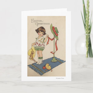 Meisje met Geel Pet en Kuiken Feestdagen Kaart
