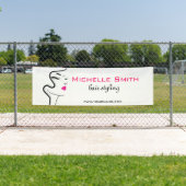 Meisje met gegolfd haar Hairstyling-brandpictogram Spandoek (Insitu)