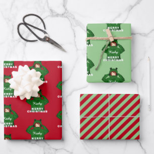 Meisje met groene kikker hoodie die kerst tekenen inpakpapier vel