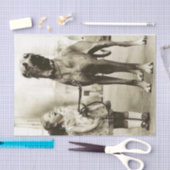 meisje met groots papier voor daandog (Craft)