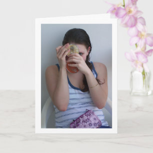 Meisje met handheld make-up spiegel portret kaart