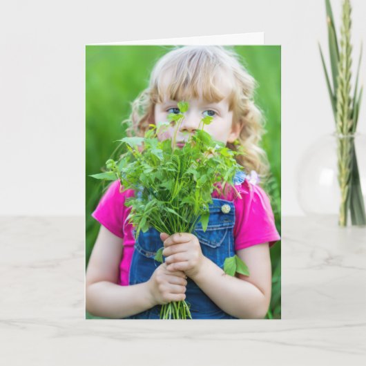 Meisje met onkruid voor mama kaart (Voorkant)