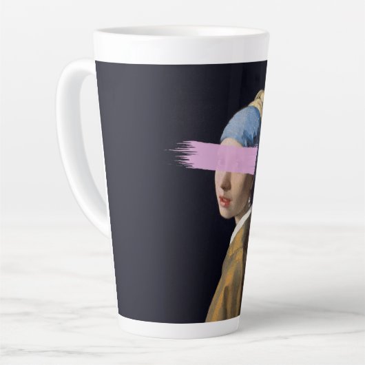 Meisje met parel earing met roze penseelstreek latte mok (Linkerhoek)