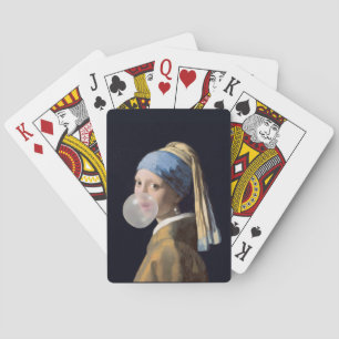 Meisje met parel oorbel blazen van een bubble gum pokerkaarten