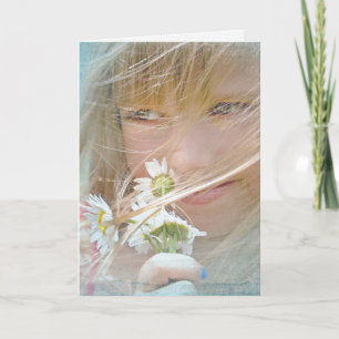 Meisje met zomer madeliefje boeket kaart