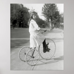 Meisje op driewieler, 1917. Oude foto Poster