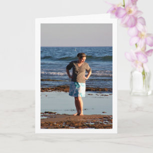 Meisje op het strand op blote voeten kaart