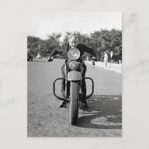 Meisje op motorfiets, 1937 briefkaart