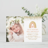 Meisje Rainbow 3e verjaardag foto uitnodiging (Staand voorkant)