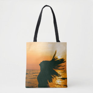 Meisje silhouet, zee zonsondergang, vrijheid. draagtas