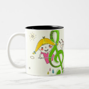 Meisje speelt met muzieknotities thuis tweekleurige koffiemok