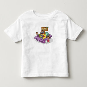 Meisje staat met opgestoken armen en jongens zitte kinder shirts