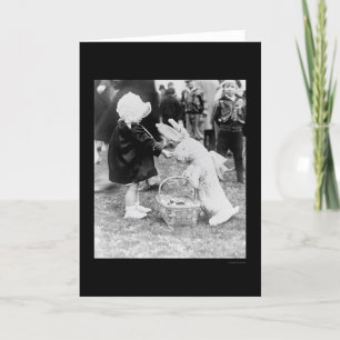 Meisje voedt de paashaas van 1929 feestdagen kaart