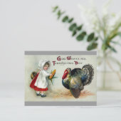 Meisje voedt maïs aan Turkije Thanksgiving Feestdagenkaart (Staand voorkant)